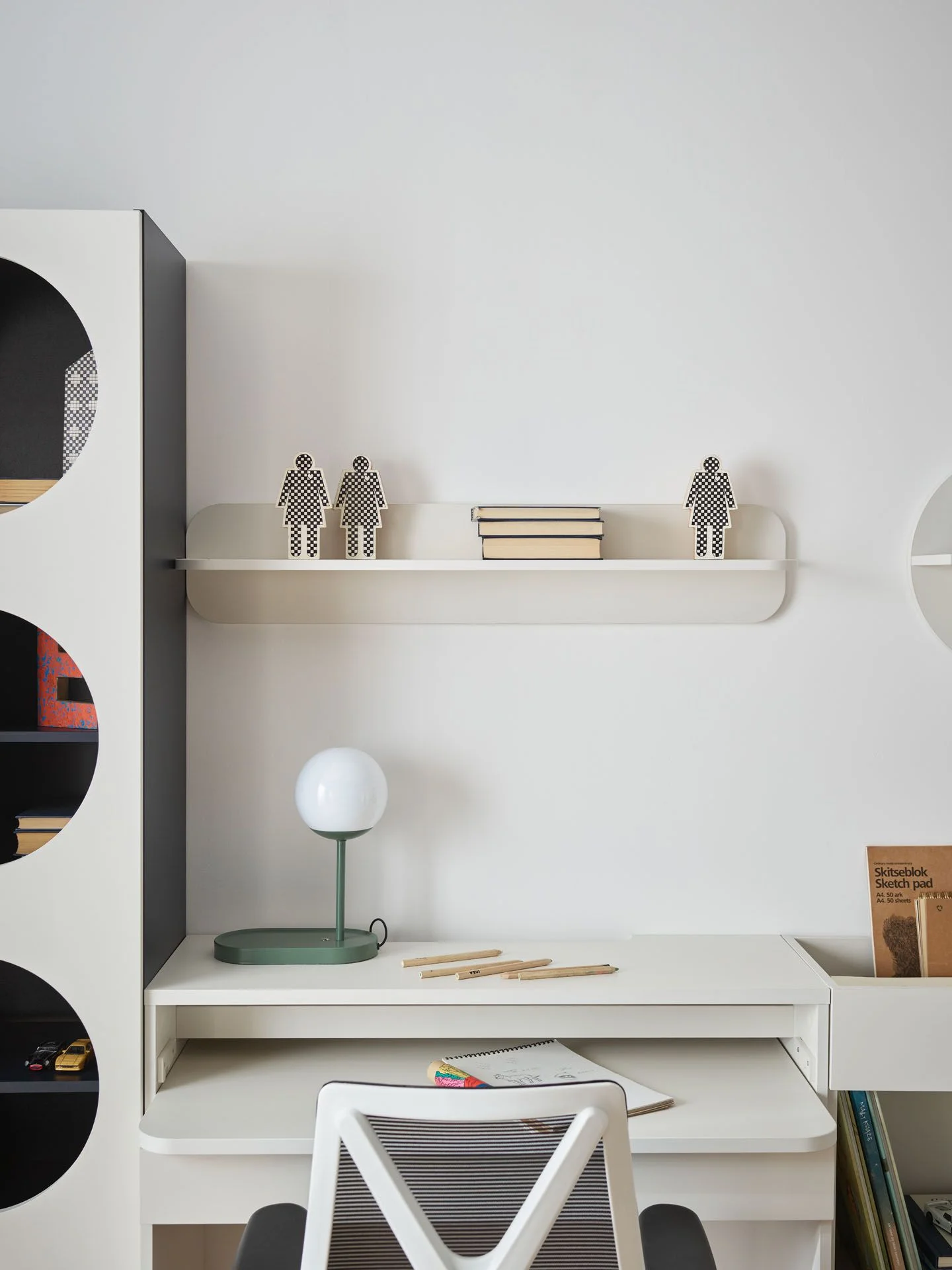 Minimalistyczne biurko z designerską lampką LED